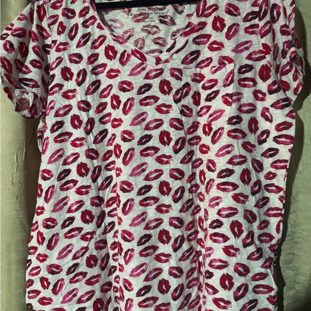 Torrid Red and Pink Lip Print Short Sleeve Top